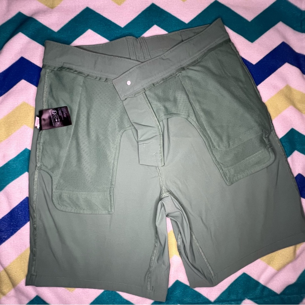 The North Face Green Flat Front Shorts #34 - Picture 6 of 6